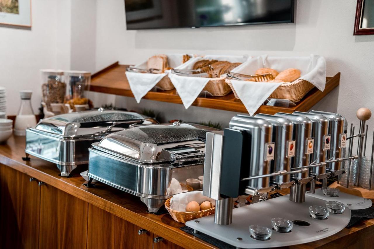 Land-Gut-Hotel Am Ring Meuspath エクステリア 写真