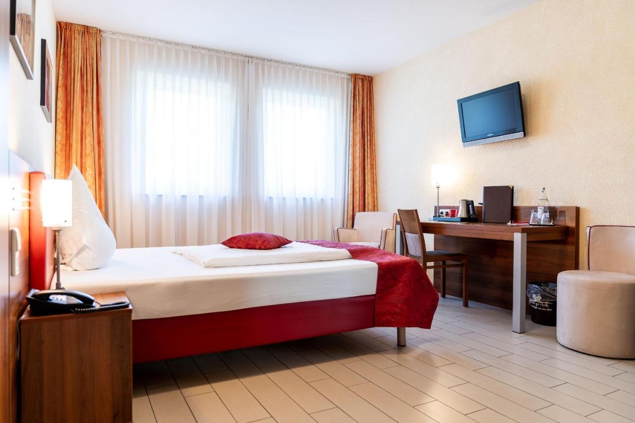 Land-Gut-Hotel Am Ring Meuspath エクステリア 写真
