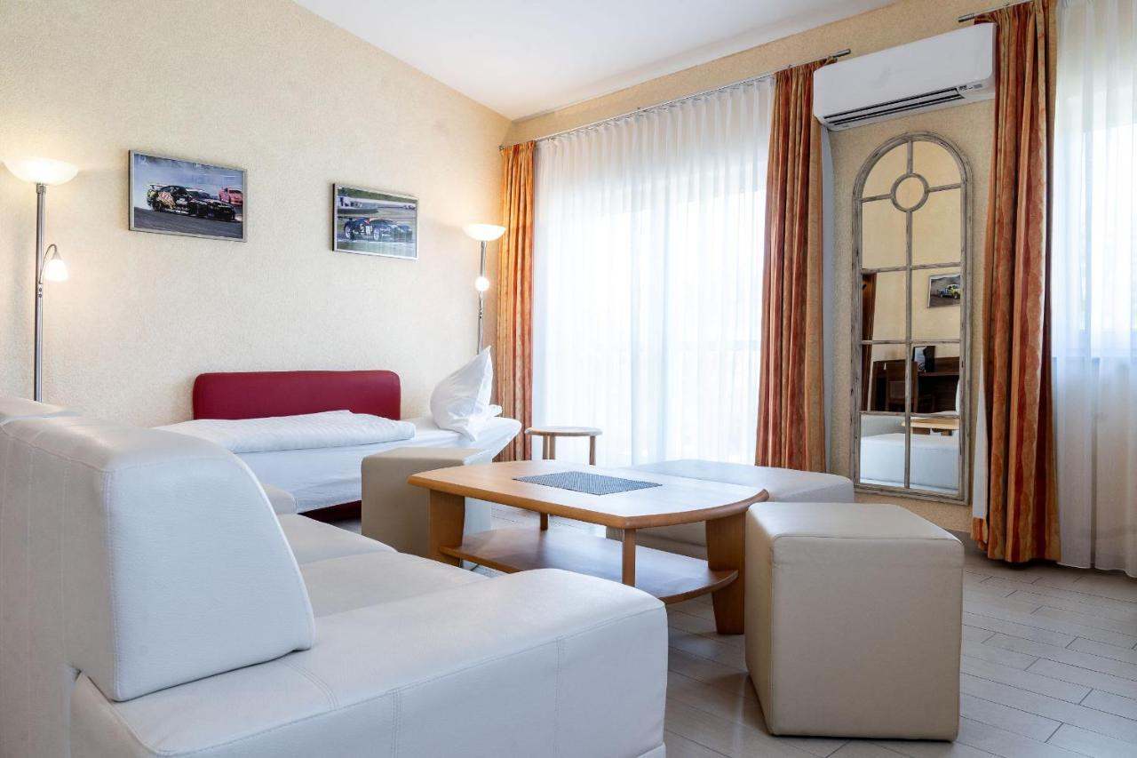 Land-Gut-Hotel Am Ring Meuspath エクステリア 写真