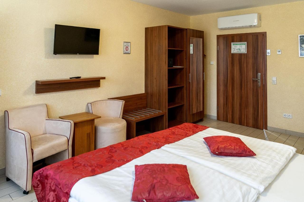 Land-Gut-Hotel Am Ring Meuspath エクステリア 写真